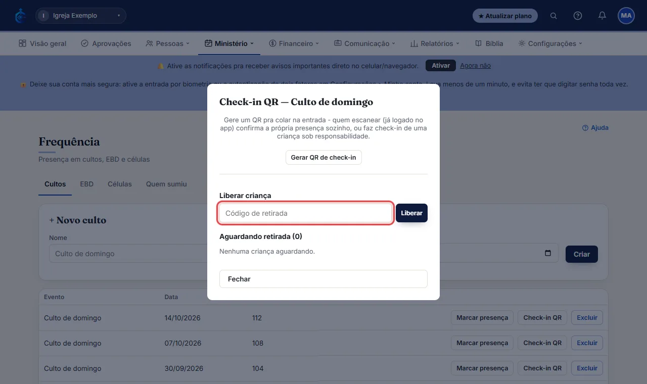 Pra liberar uma criança pro responsável, digite o "Código de retirada" que apareceu no check-in dela e clique 