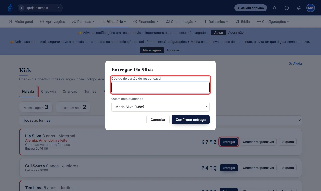 Na hora de buscar, abra a aba "Na sala" e clique em "Entregar" na criança. Peça o código ao responsável e digi