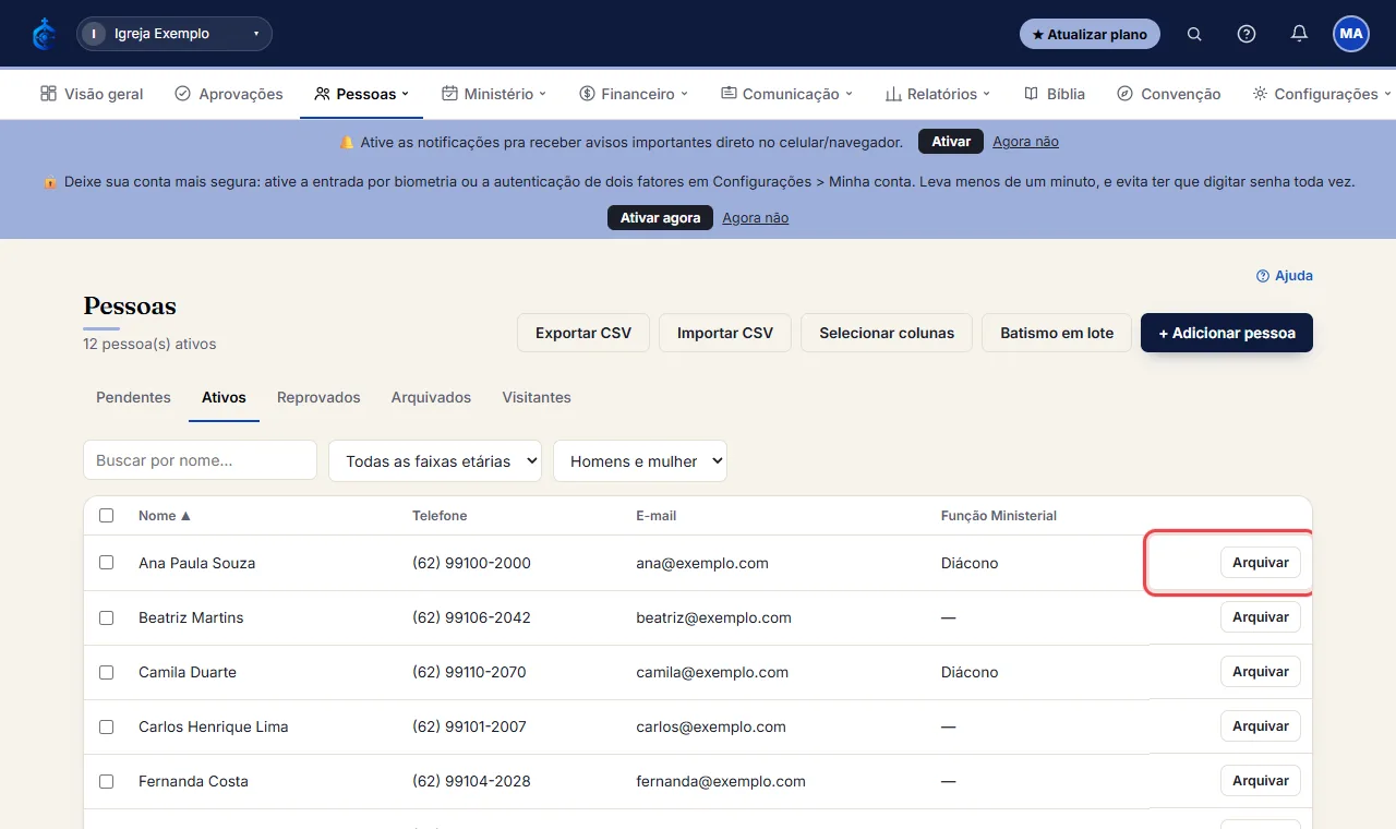 Na aba Ativos, clique em "Arquivar" na linha da pessoa - ela some da lista de ativos, mas nada é apagado.